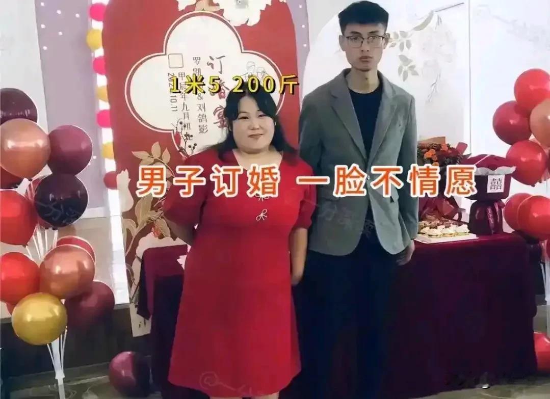 既然选择结婚那为什么闷闷不乐的？河南一对新人结婚，男的长相帅气，女的长得却比较胖