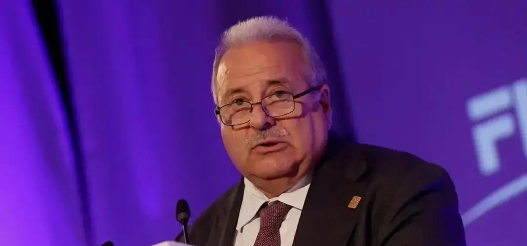 国家队想挪到12月打，俱乐部联赛拆两段，中间空出来。算盘打得响：球员少折腾