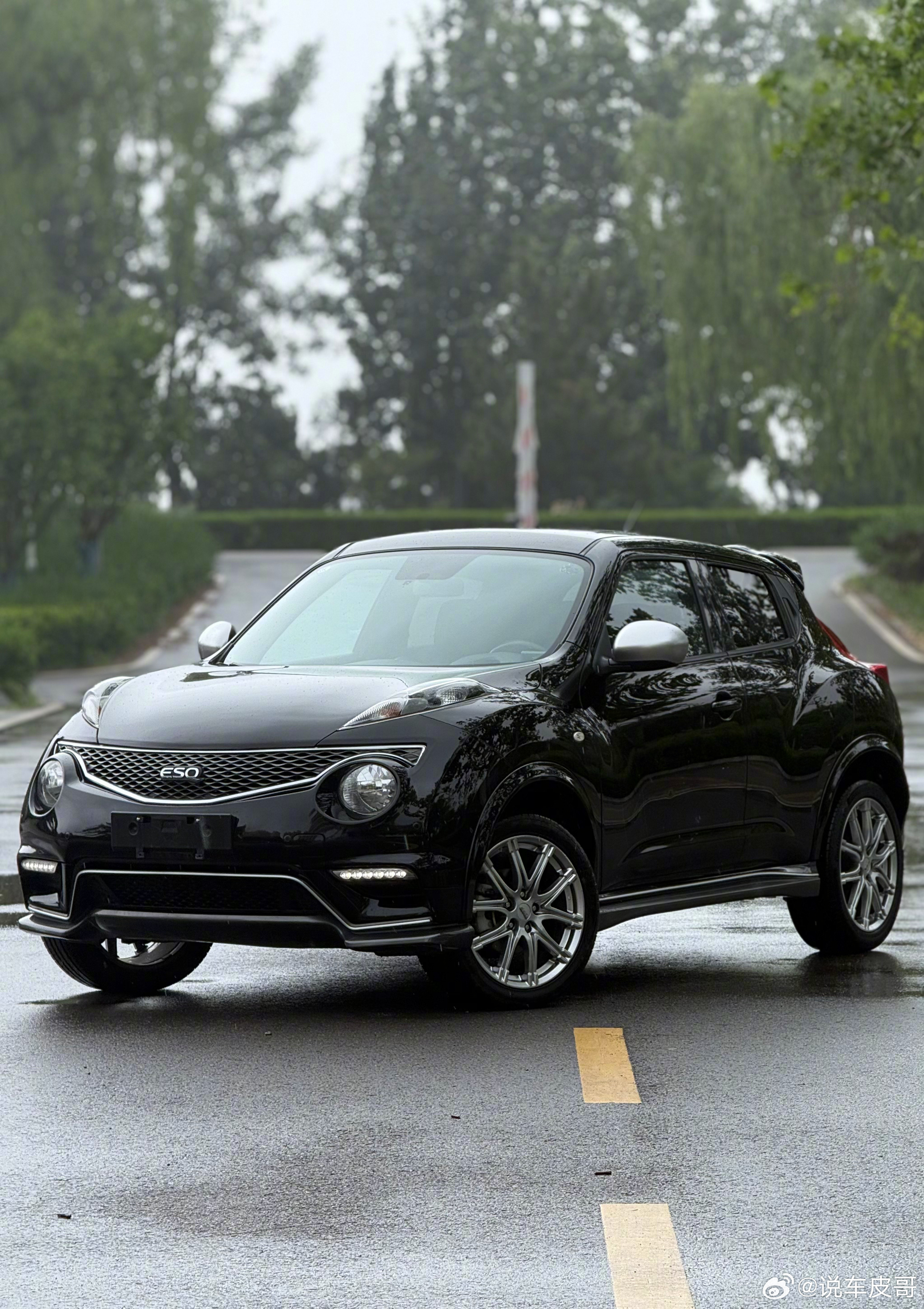 英菲尼迪ESQ，进口小型SUV，2014年进入国内，基于日产JUKE打造，造型特别有个性，圆润的车身