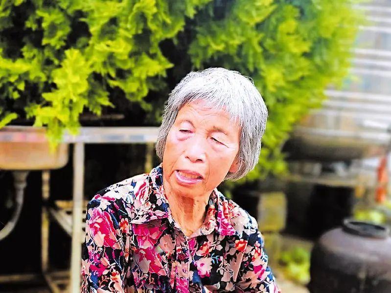 蓝凤秀，女，瑶族，1942年2月出生，中共党员，广西南宁市上林县西燕镇岜独村上绸