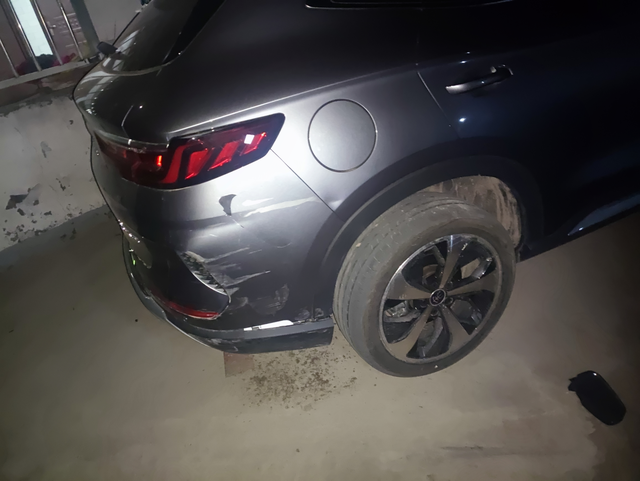 提车15天一血新车一血，刚提车15天，麻了，我招谁惹谁了啊，停在家门口水泥地上