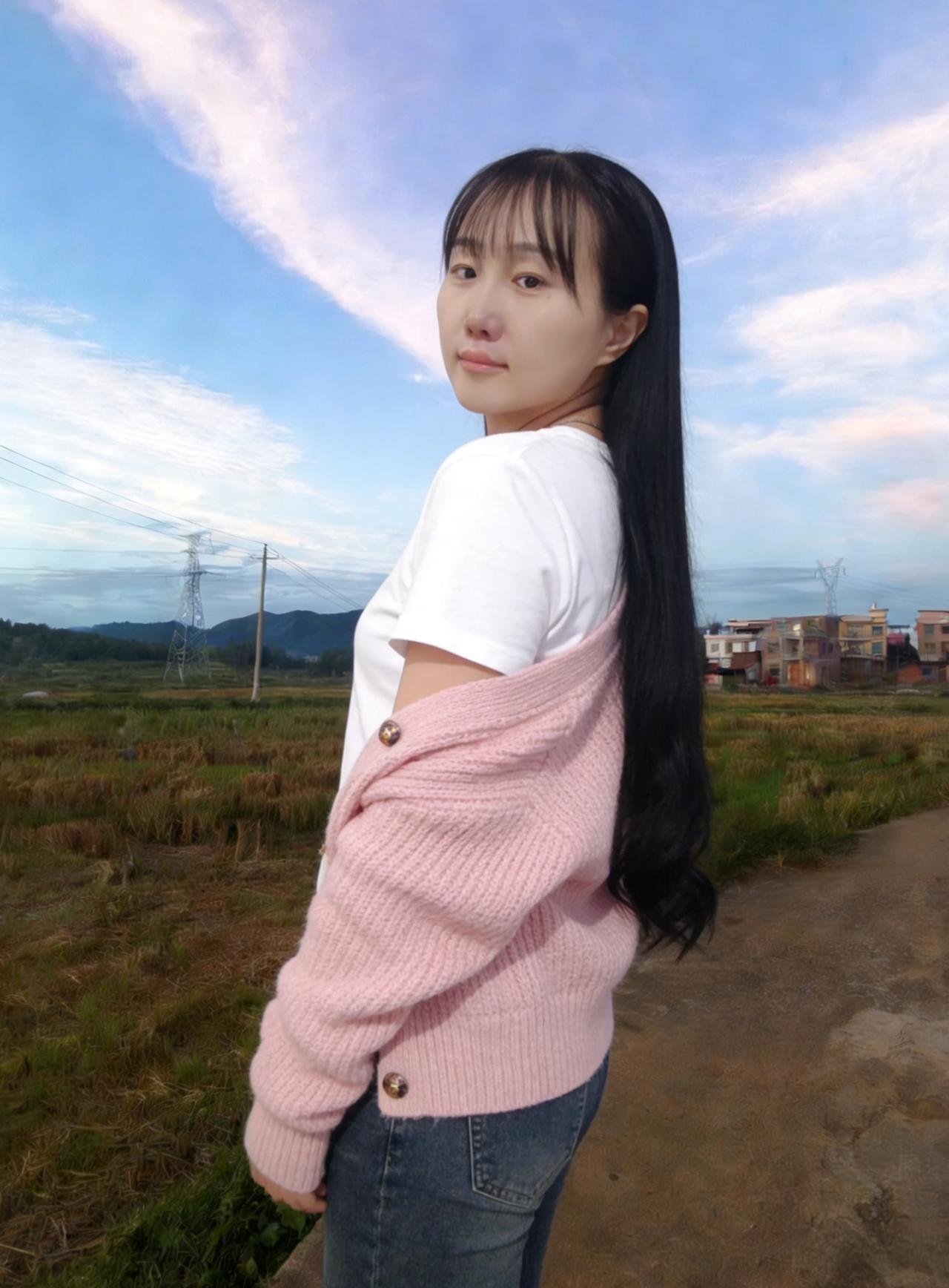 粉衫斜搭白罗衣，立向平田望落晖。莫道郊原秋意尽，眸中犹有百花飞。