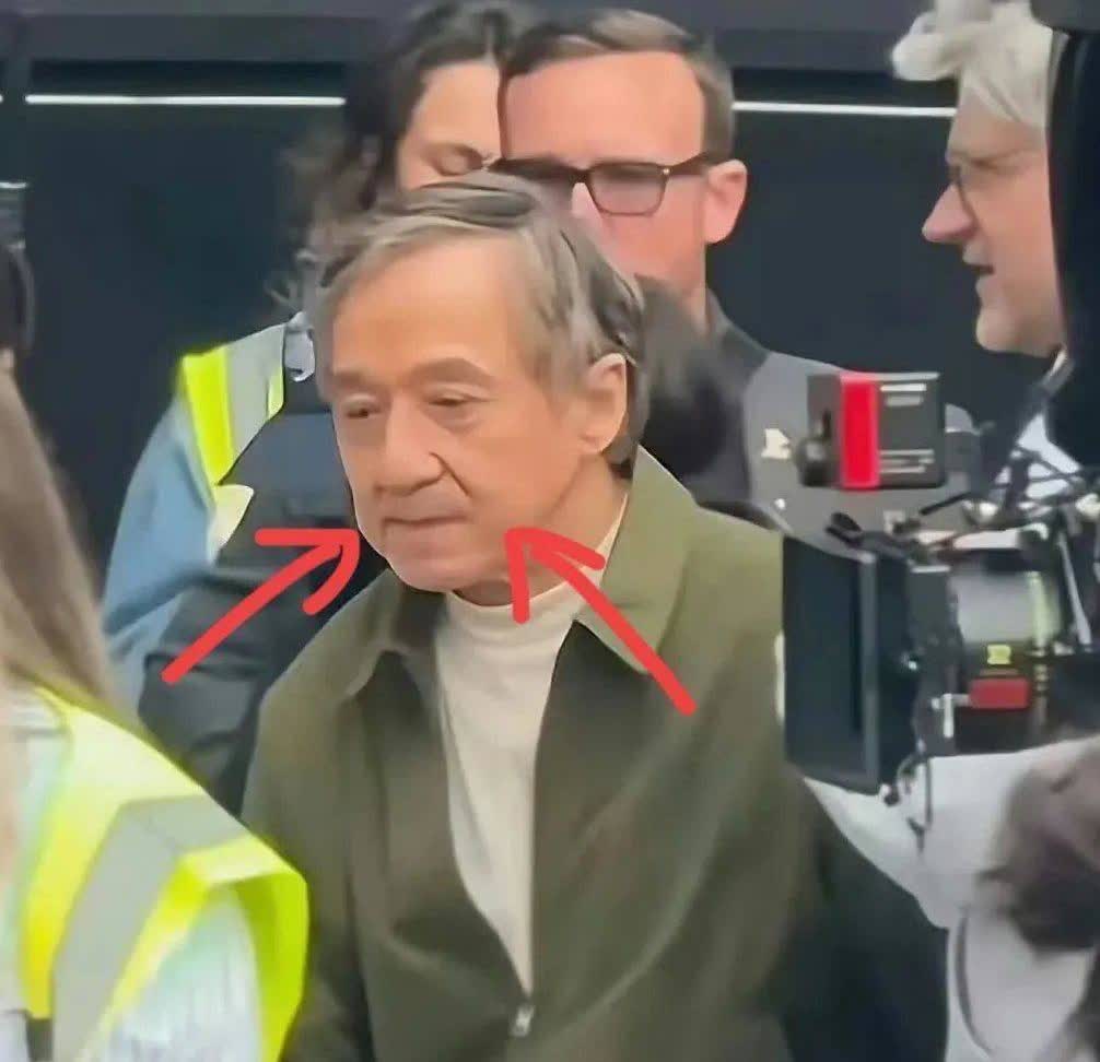 71岁的成龙大哥，给所有父母都上了一课：那就是不管父母多富裕、多出名，但