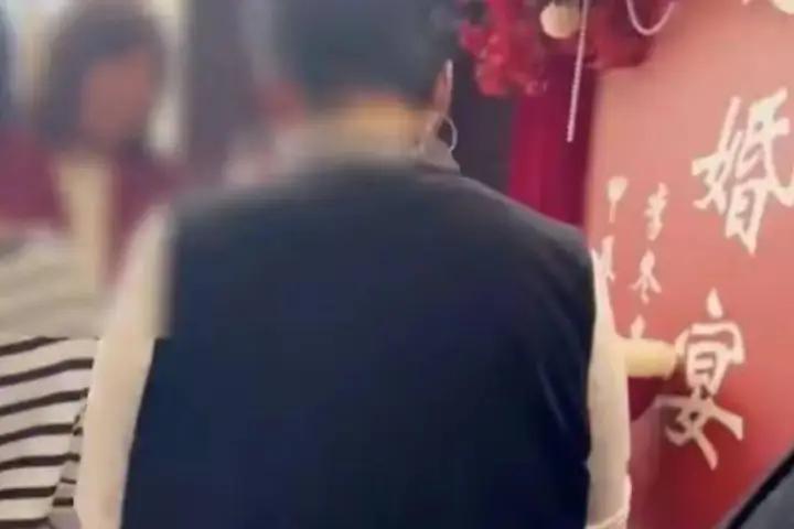 北京，姑娘天天盼着出嫁，没等来迎亲婚车，却等到了未婚夫自尽离世的噩耗。还未走出伤