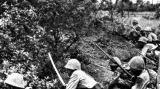 1940年，日军2000兵力趁着过新年，在武家湾包围了2团，团长却下令不准开枪，