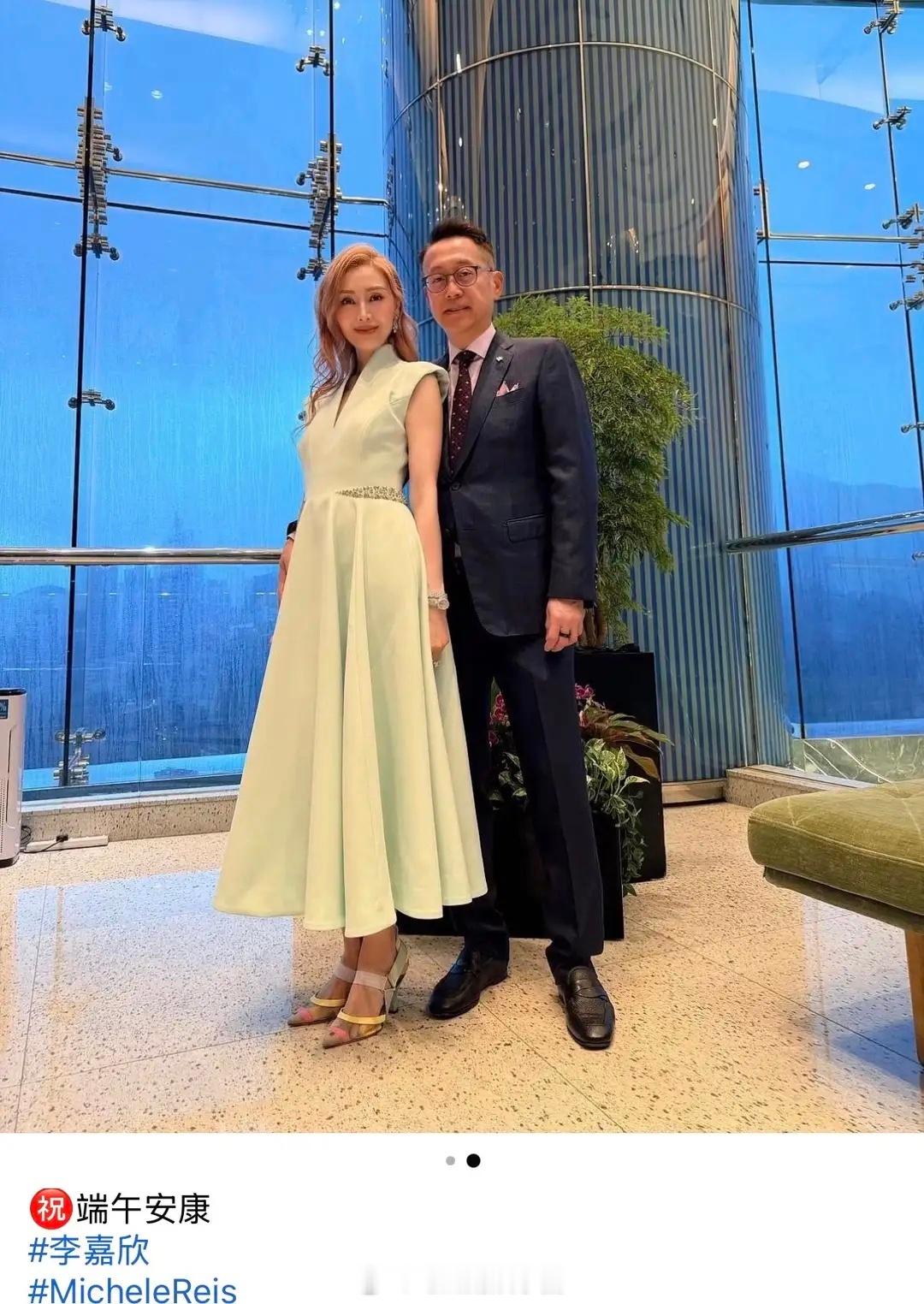 李嘉欣端午与许晋亨外出，打扮简约大方不失贵气，一身行头近80万！