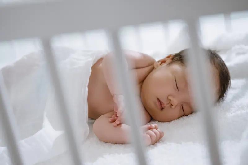 不同年龄段适宜睡眠时长差别还挺大。新生儿（0-3个月）得睡13-17