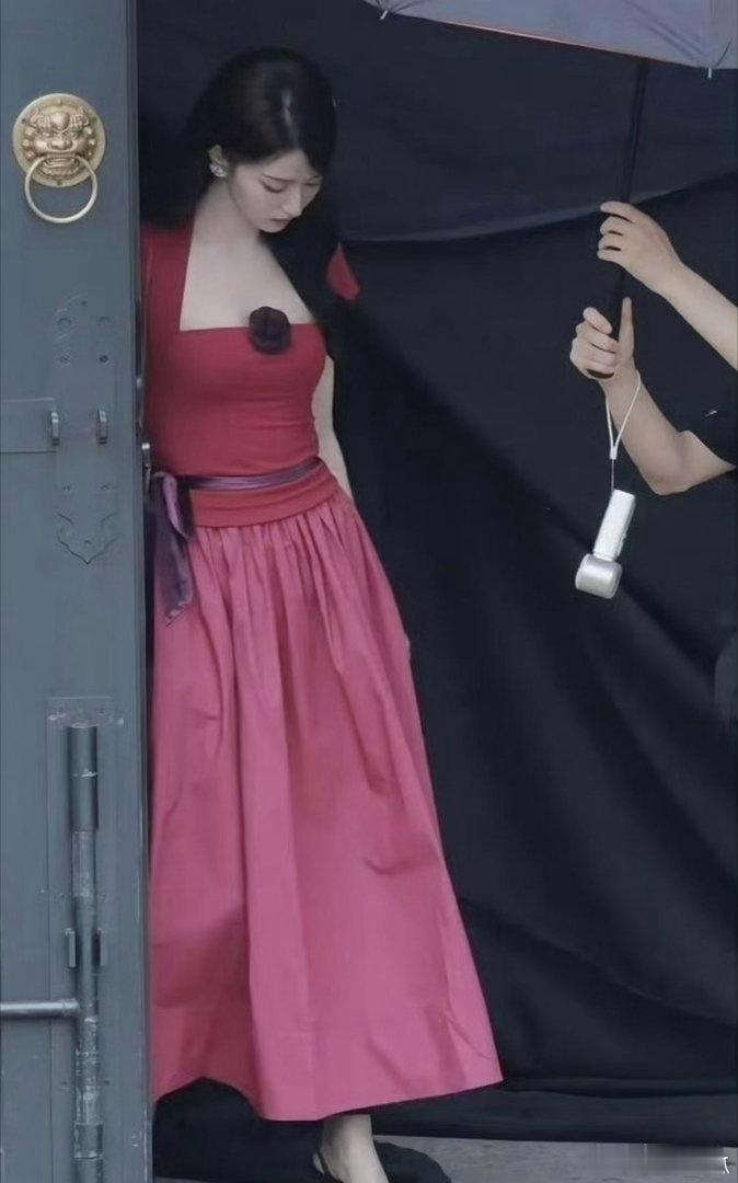 王楚然打破内娱白幼瘦审美，美女有小肚肚自由。