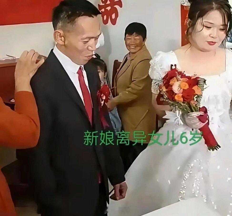 人不可貌相，这男的应该很实力吧，这新娘颜值估计也没少要彩礼啊
