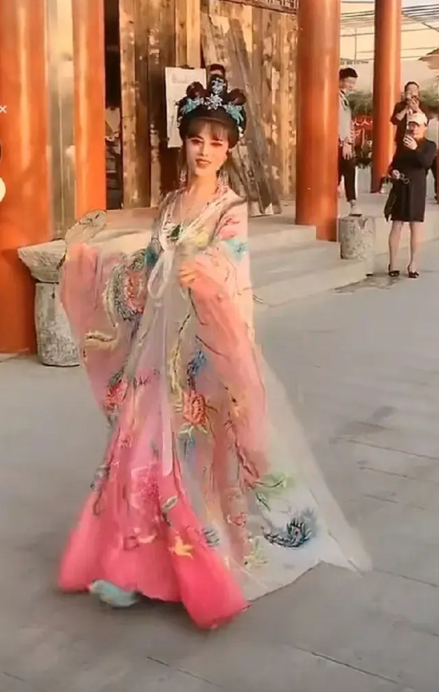 罗大美可能天妒英才吧，反串西游记里女儿情火遍全网，又因舞步轻巧，扮演者灵动，人美