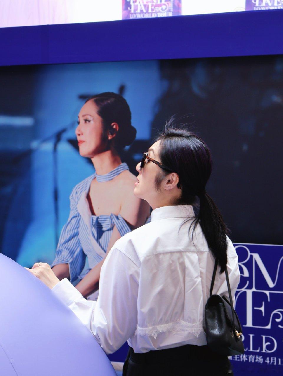 杨千嬅演唱会全程粤语，以为在看红磡。灯光节奏都很有老港乐的味道，几万人轻轻跟着