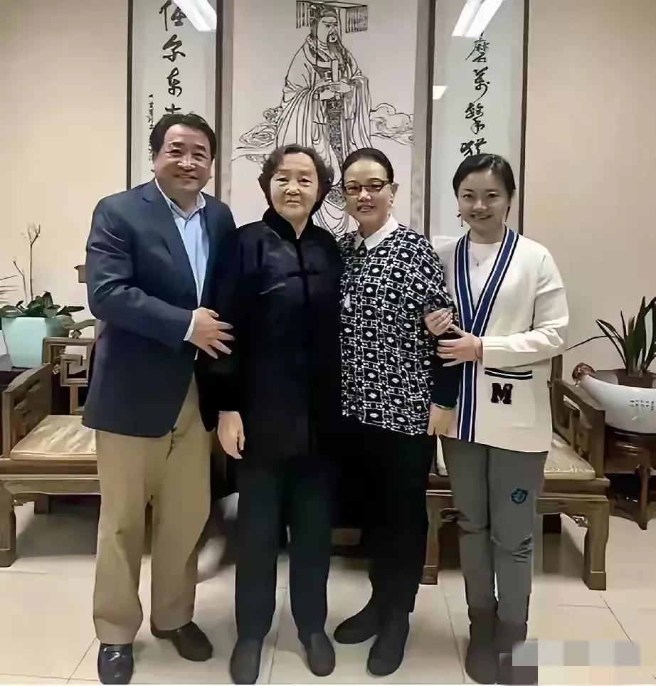 相声大师姜昆一家人合影。从左至右分别是姜昆，岳母，夫人，女儿。姜昆的岳母，夫人和