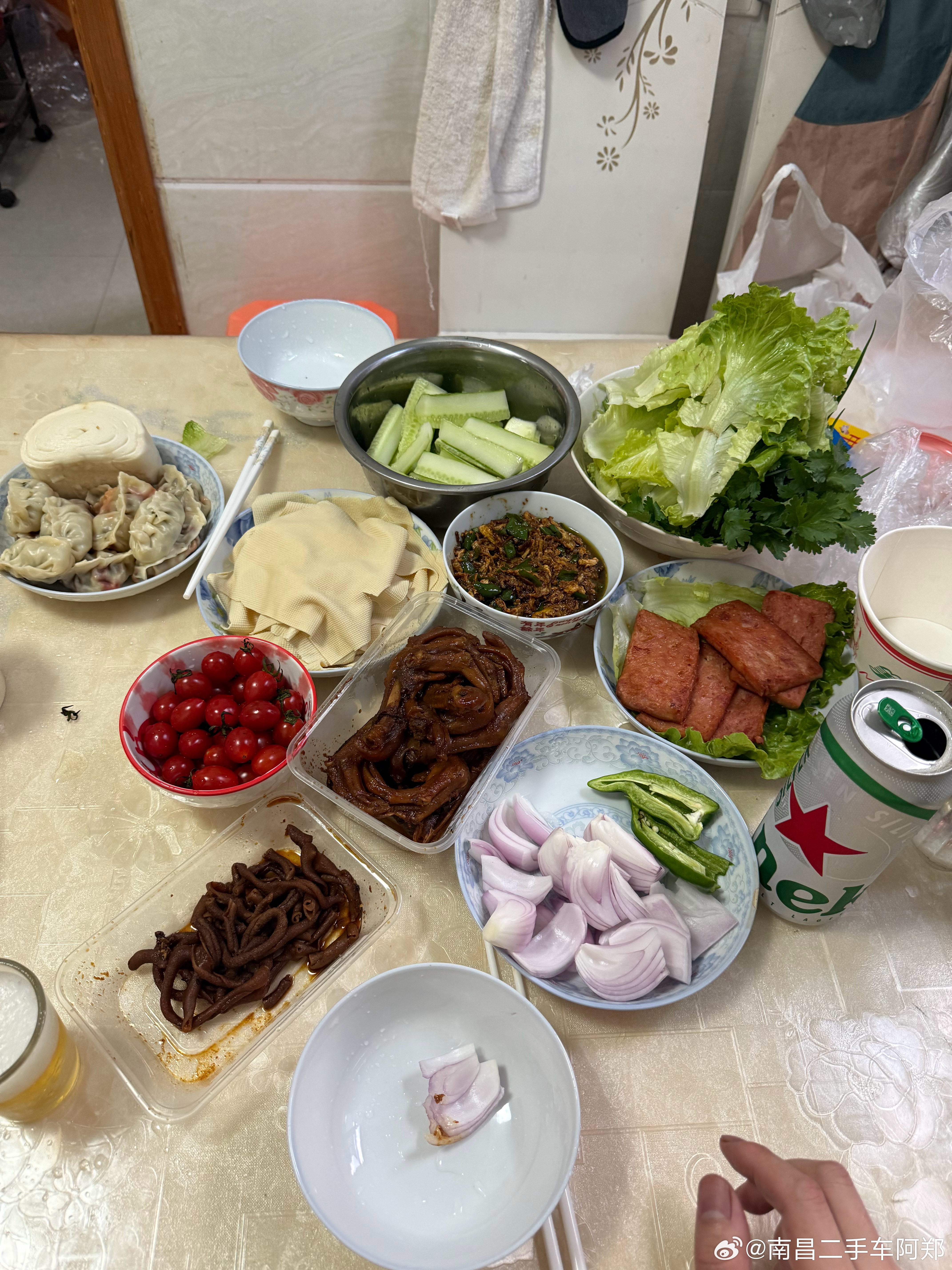 晚上的下酒菜真合我的胃口呀……和老婆，娃干一杯