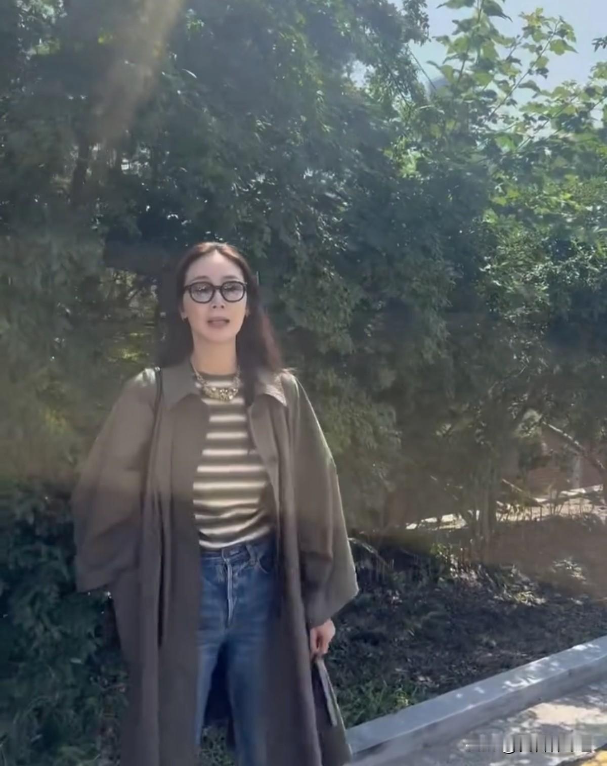 近日，演员崔智友在自己的Instagram上上传了多张照片。照片中，崔智友漫步在