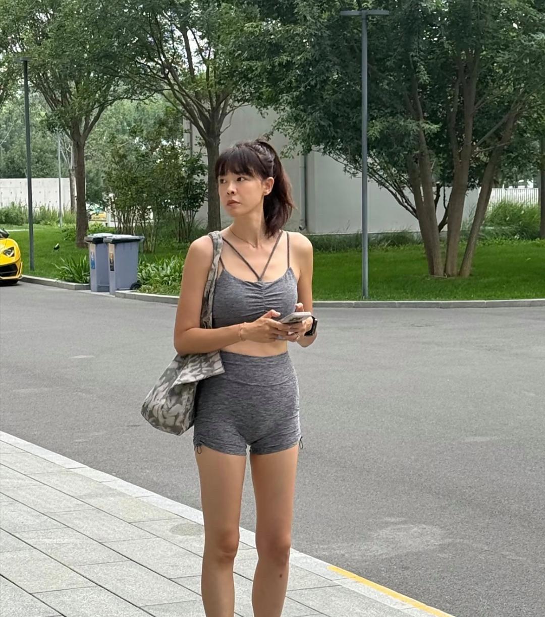 46岁李艾现身河北阿那亚街头，她的身材也太好了，两条腿好长，腰部几乎没有赘肉，完