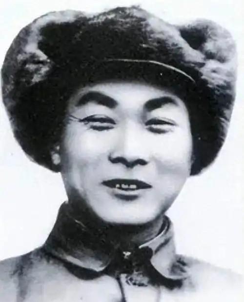1947年6月，开国少将贺东生为照顾牺牲战友杜光华的遗孀陈玲及其子女，毅然迎娶已