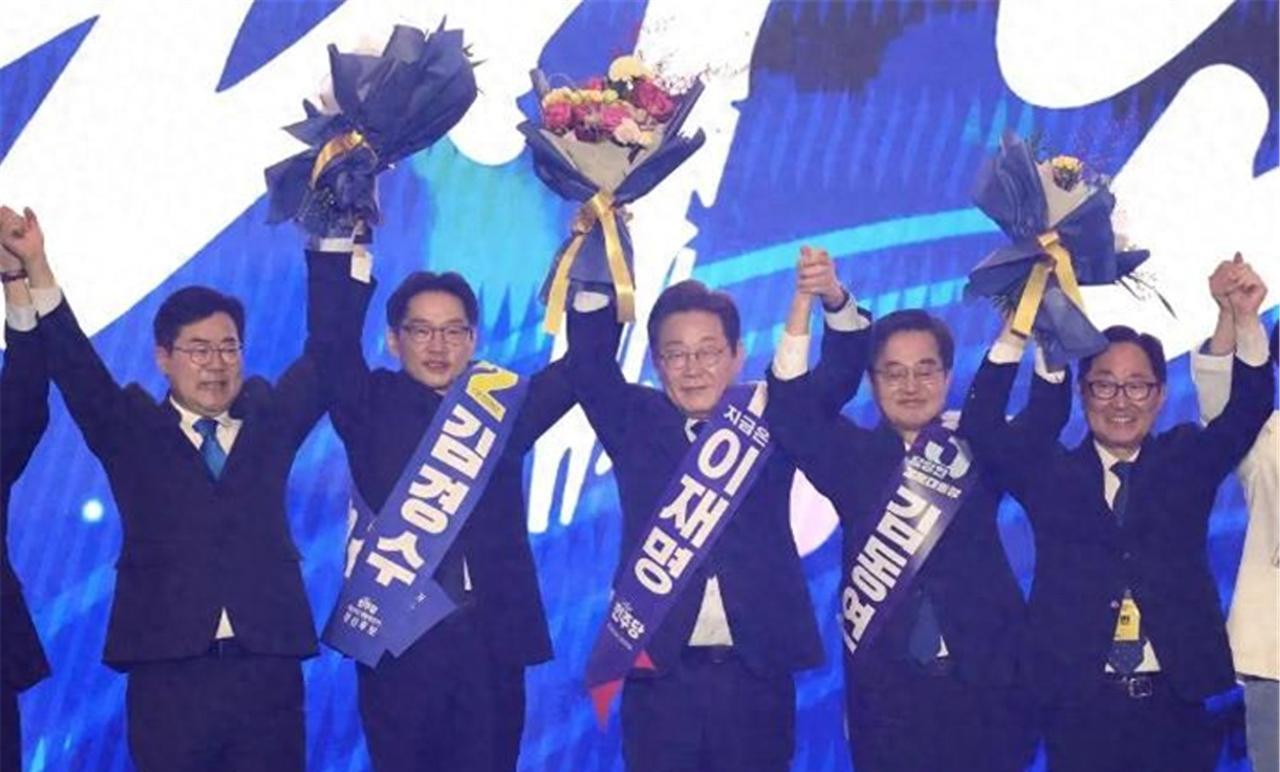 上任不到48小时，刚获得军权，李在明便下令封官，文在寅再闯江湖，3任前外长也出山
