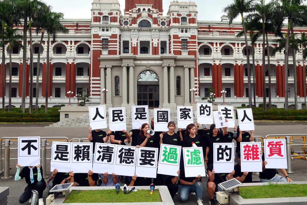 赖清德日前的「杂质说」引发争议，赖清德办公室、民进党中央25日出面灭火，表示非针