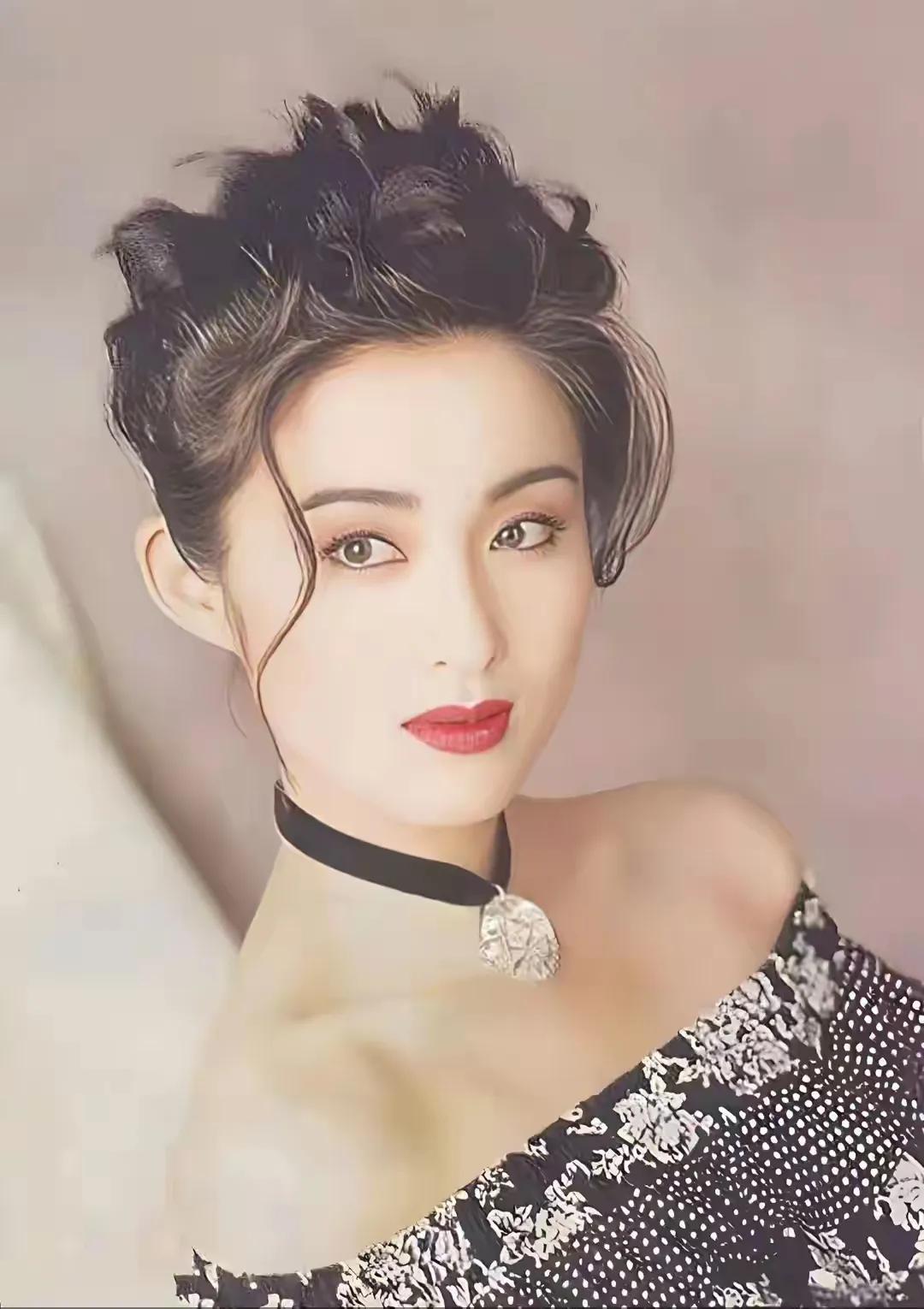身材也凹凸有致，张敏也是与邱素贞齐名的香港女星，