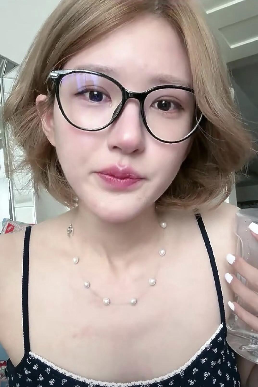 赵露思估计要睡不着了，不是因为银河酷娱又找她麻烦了，而是因为陈伟霆这边刚
