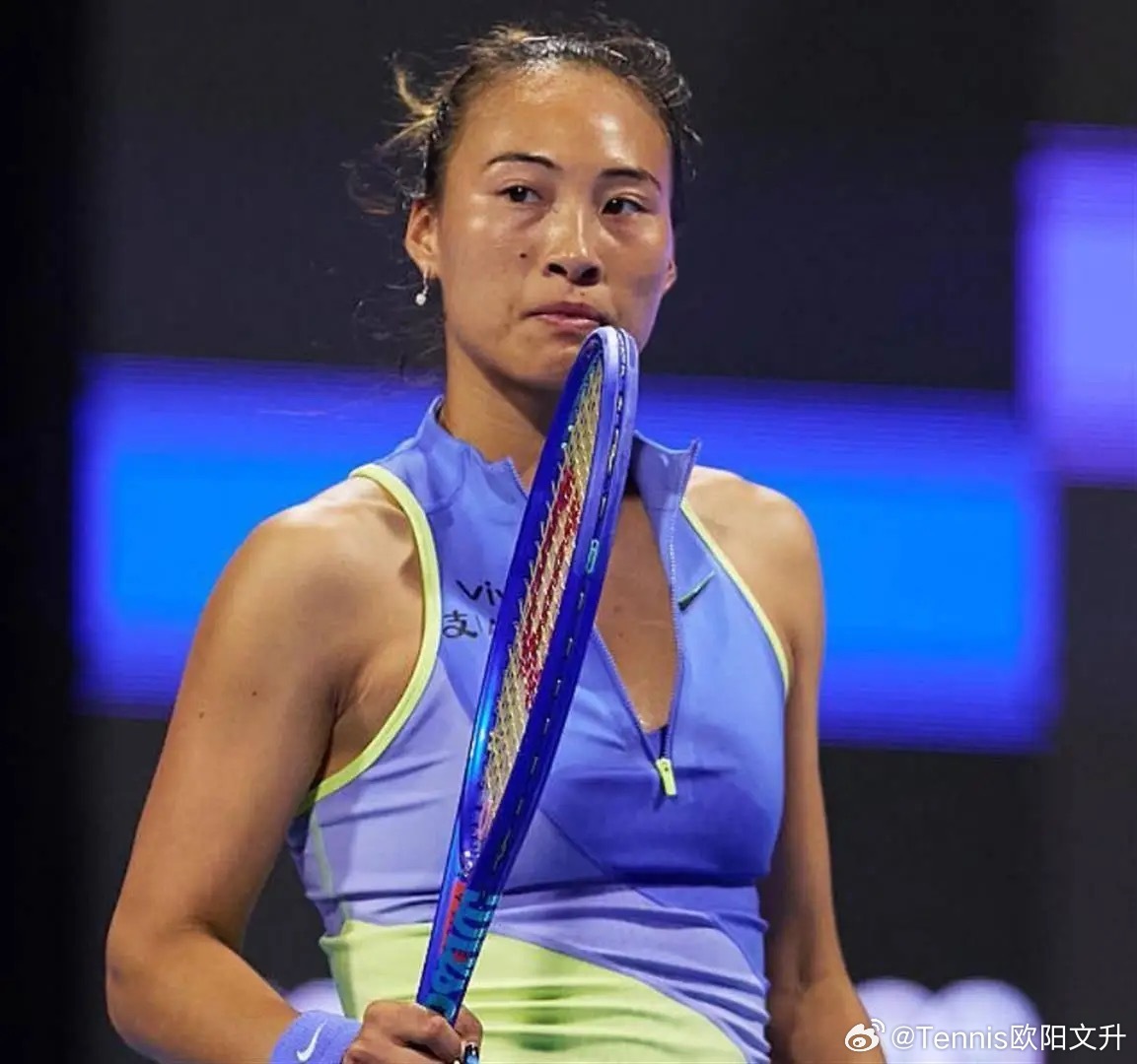 根据现场球迷爆料今天在郑钦文训练时陪着她的是巴格达蒂斯也是前职业球员澳网亚军温