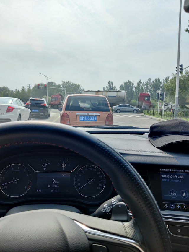 你们君威2.0一箱油最高能跑多少市区也就九个左右我说别人都不行首保完感觉油