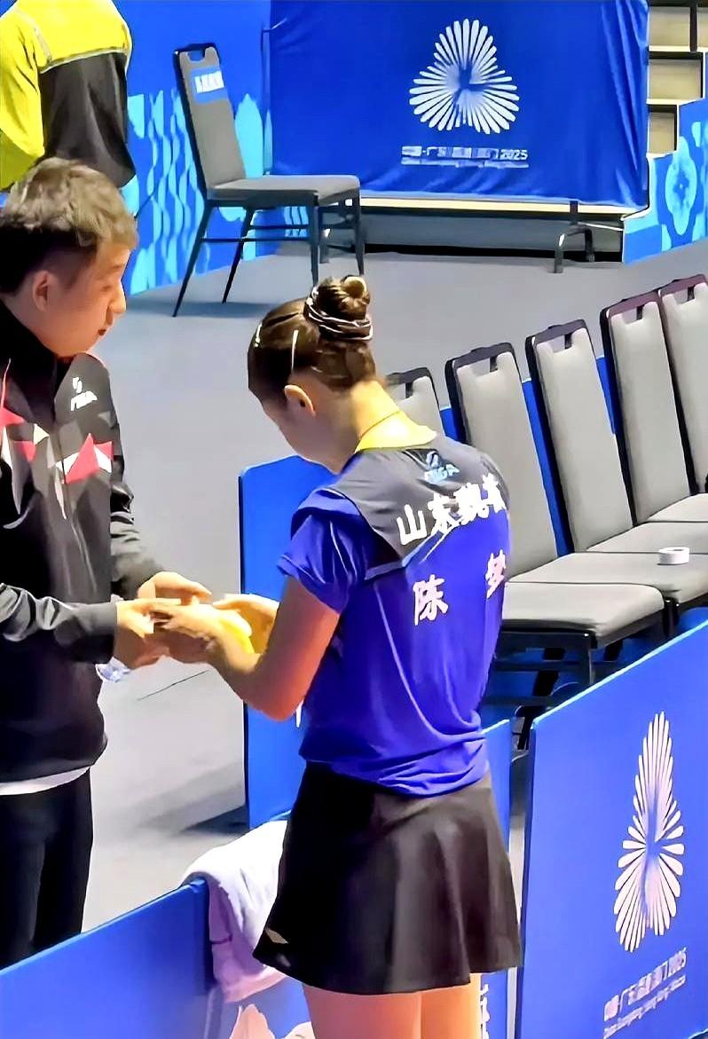 半根香蕉，把陈梦送上热搜第一。原来教养也能被国家队当教材。全运会后台，她