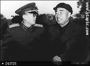 1959年7月的庐山会议，彭德怀因为一封直言不讳的信件被撤销国防部长职务。在铺天