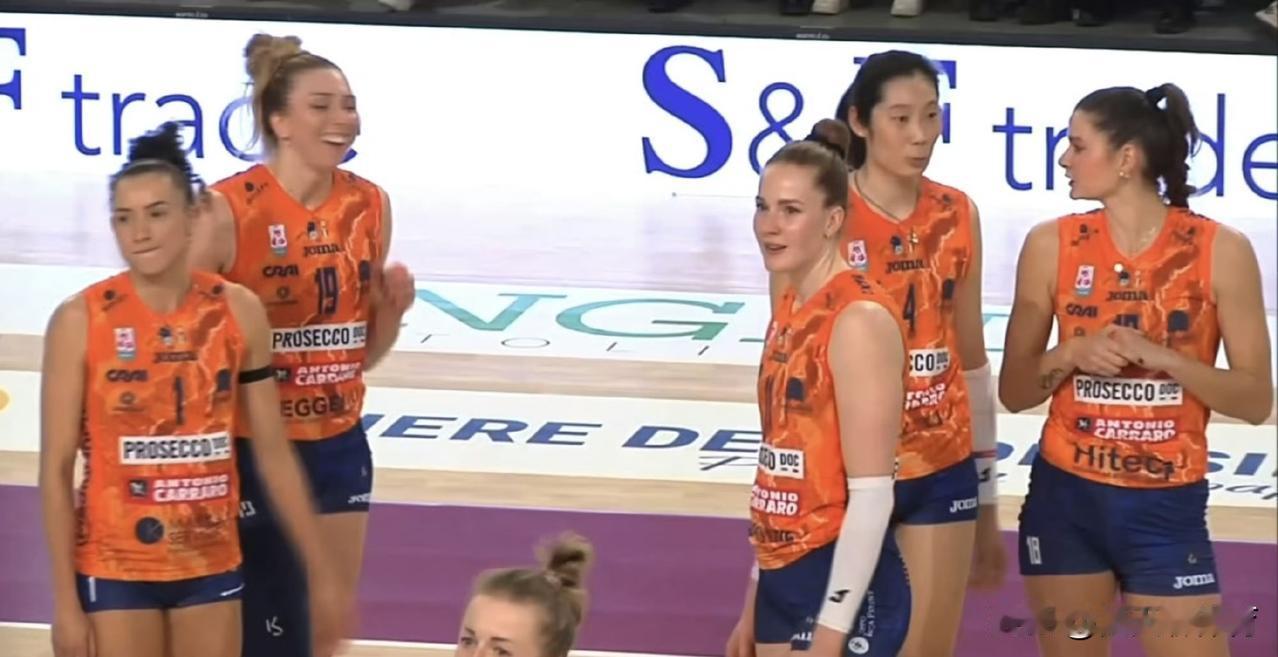 胡萝卜色调的朱婷！本以为这场朱婷能轮休，结果又让首发了，打满全场比赛31扣13中