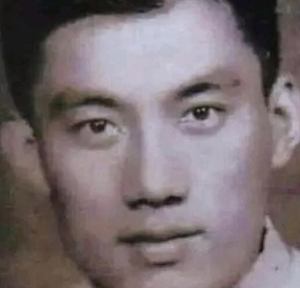 1943年冬，一名两岁的小女孩在街头奔跑。她的个子不高，穿着略显旧旧的棉袄，脸冻