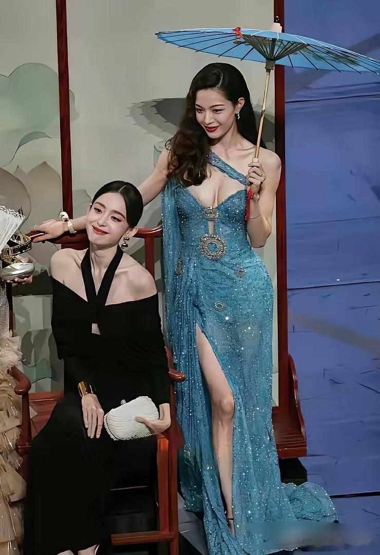 这是娜扎输的最惨的一次，扭捏地坐在台上，笑的很勉强。她估计做梦都没想到，如此正经