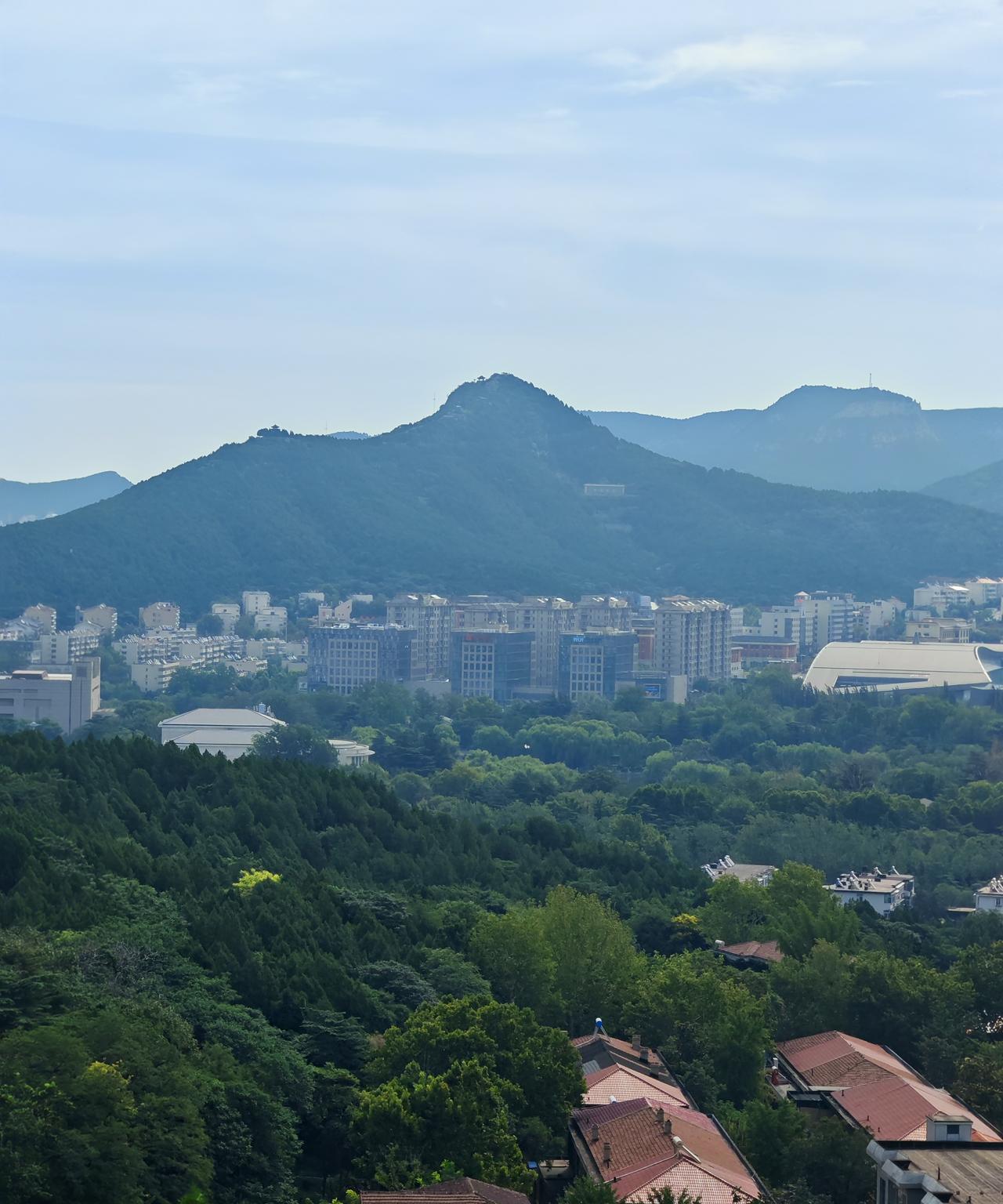 早晨醒来，看到一位网友在庐山游览的文章。我至今没去过庐山，但我很小就知道庐山。那