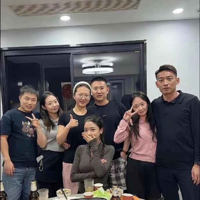 聚会最漂亮的女生，居然单身！看着别人当众秀恩爱，她默默捂眼。明明颜值拉满，为