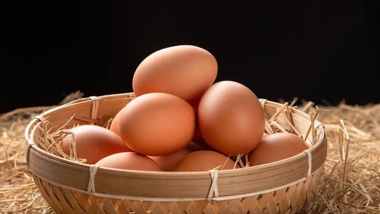 警惕激素蛋：4种鸡蛋可能存在健康风险，建议少吃或不吃！鸡蛋本是餐桌上最平常不
