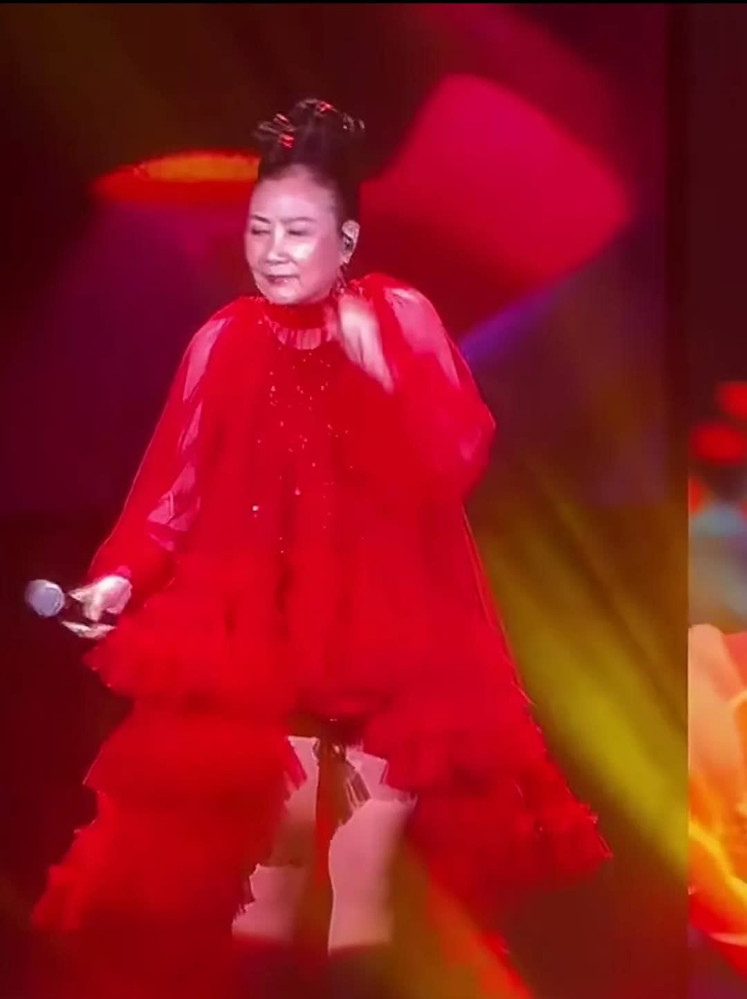 近日，78岁的汪明荃竟然开演唱会了，效果怎么样呢？观众们的评价简直不堪入耳:先不