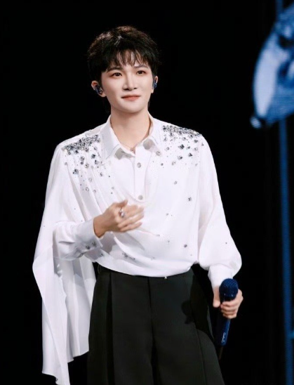 盛典结束，大家都在挥手，周深却用一段即兴秧歌让大家记住了这个不一样的尾声。他晃动