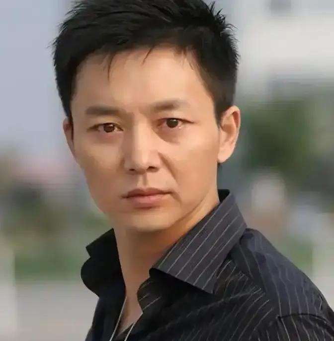 2001年，妻子嫌他“常年不着家，收入还微薄”提出离婚。刘奕君没争房产存款，唯一