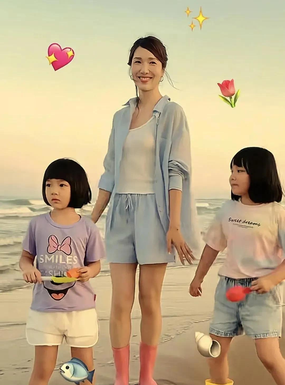 李亚男携双女在海边舞蹈，大女似王祖蓝，小女嘴似，皆美丽动人