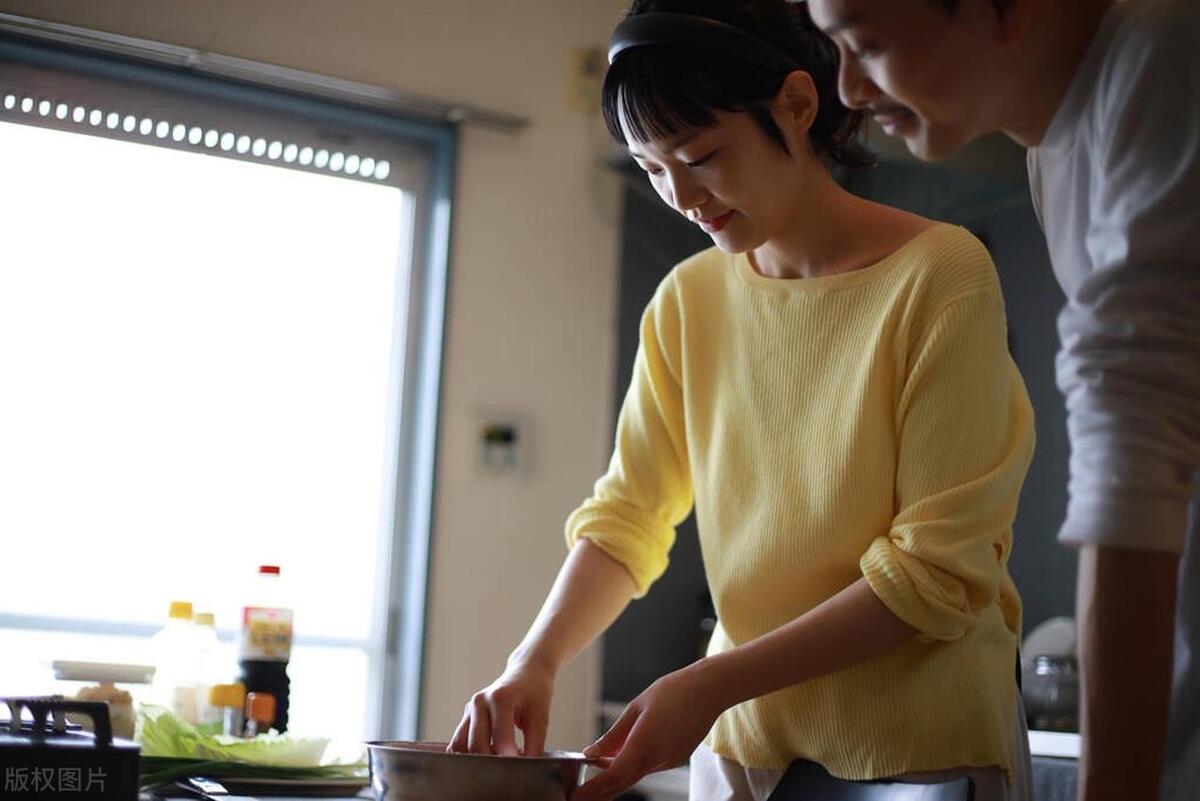 我大学同学和她老公离婚了，就因为她老公每天那“只做一半的家务”。这个原因有点莫名