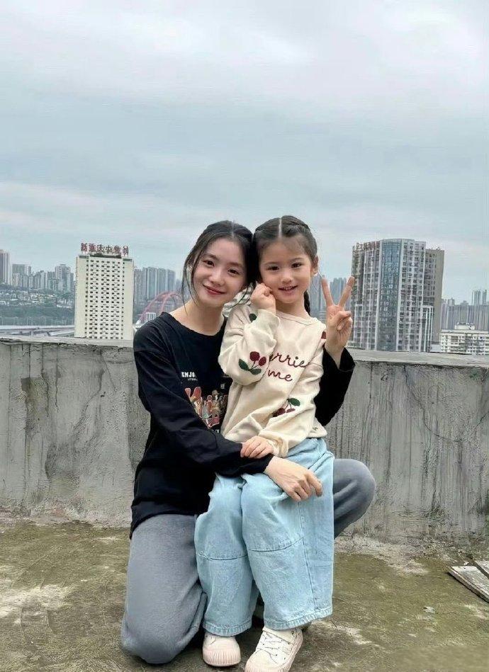 天呐太恐怖了，，刘浩存和周也的头跟小孩的差不多​，比例好好呀​​​​