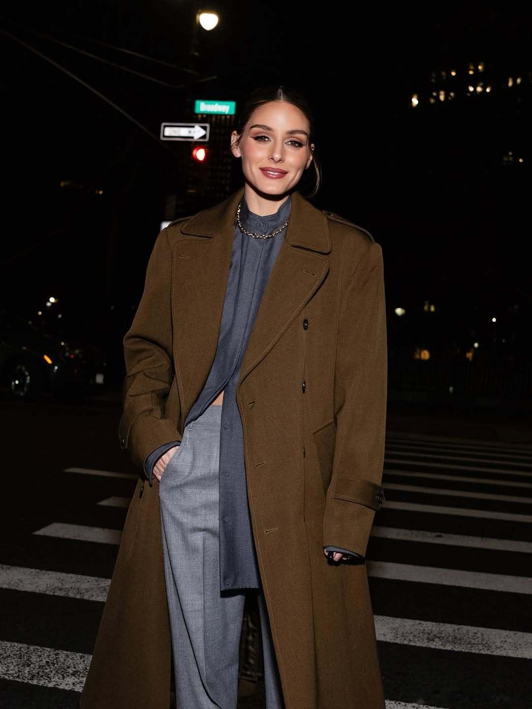 oliviapalermo奥利维亚巴勒莫近期穿搭及街拍，阔腿裤和莫兰迪色依然是