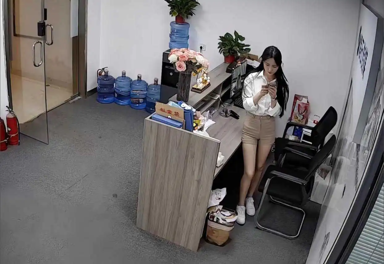 公司新招了一个前台，本科学历，不知道能坚持多久