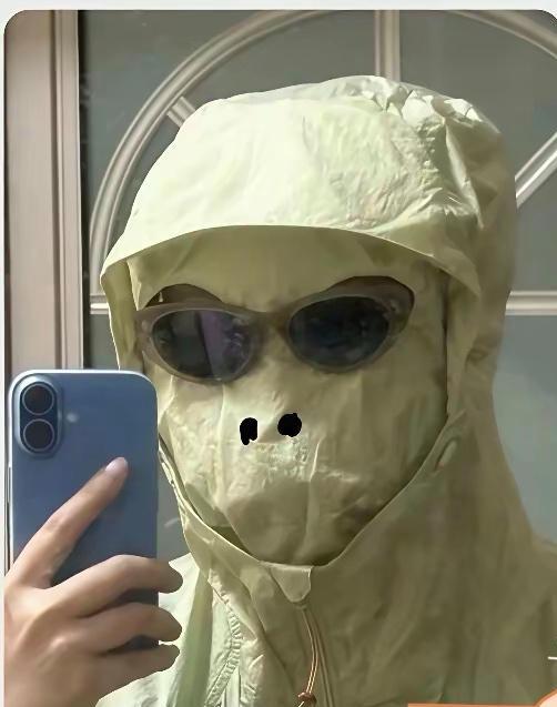 夏天怕晒，全副武装不露脸夏天你走在大街上，随时可见这样全身包起来的防晒打扮，