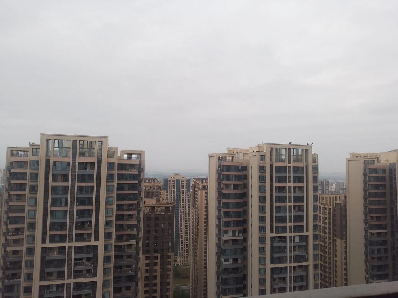 成都开启由夏返春模式！一夜气温骤降，今日不得不重新翻出秋裤，外套防寒保暖！说它