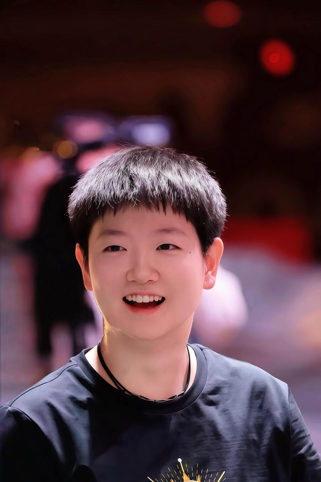 果然是男人更懂男人我问我老爸，男的到底喜欢莎莎的哪一点我爸先是笑了笑跟我说，