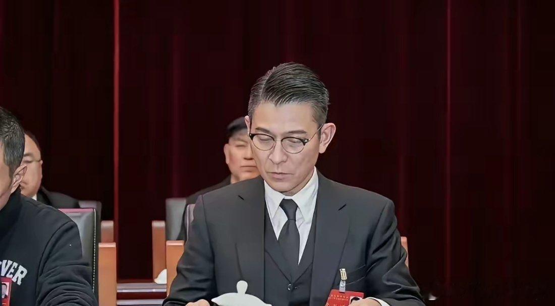 64岁刘德华！这气质，真不是吹的，隔着屏幕都能感受到一股“领导夹克都压不住的帅”