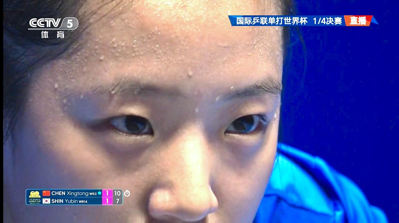 这汗珠子，这眼神……没想到，从这一刻起，接下来她会连得16分。从7:10落后，