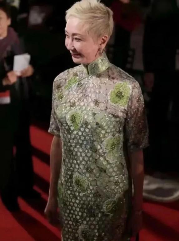 人间再无施南生利落短发衬着挺拔身姿，施南生的漂亮从不是柔弱娇媚，是沉淀风浪后的