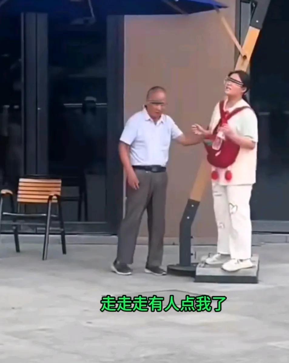 这个世界，疯子越来越多，要么是精神病不轻，要么是被害妄想症。女子站在铁架上刷手