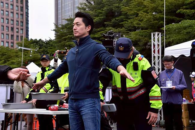 湾湾的台北市长蒋万安日前参加台北地标101大楼跨年晚会，自觉接受安检，被赞摒弃特